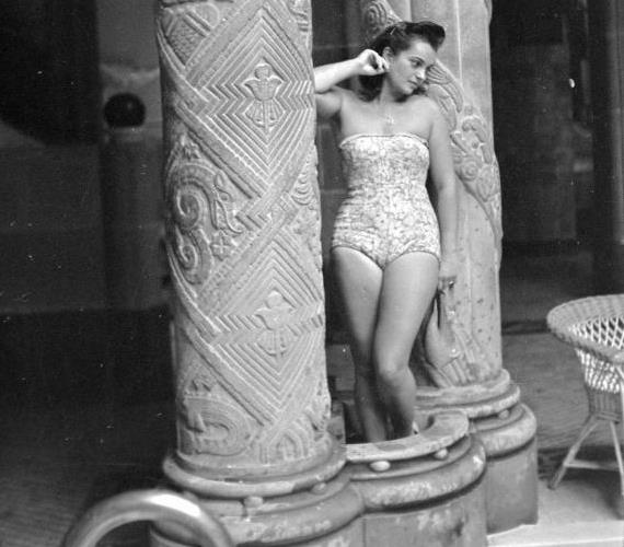 	Ezen az 1943-ból ránk maradt képen a lány az alakját nem egy sokat láttató kétrészesben mutatja meg, mégis milyen gyönyörű!