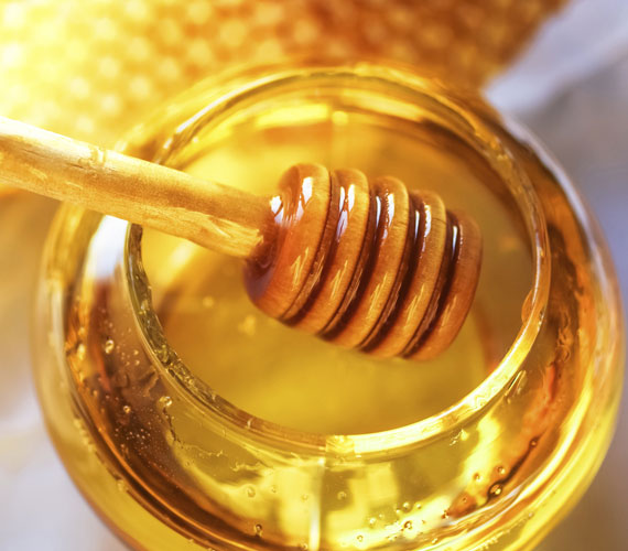 
                        	A méz élénkíti a szőke hajat, és segíthet a zsíros hajon is. Ehhez a fejbőrön kell alkalmaznod magában. Vidd fel kis vízzel hígítva, majd 20 perc után mosd meg alaposan, akár többször is a hajad samponnal.