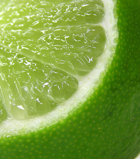  	Lime  	A fanyar citrusféle is nagyon jó hámlasztó, de szintén az erősebb kategóriába tartozik. Használd a citromhoz hasonlóan - vagy akár azzal keverve. 	 	Kapcsolódó cikk: 	3 ránctalanító oakolás fillérekből »