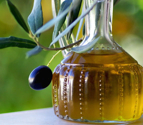 	Az olívaolaj segít a száraz bőr helyreállításában, és így elodázza a ráncokat.