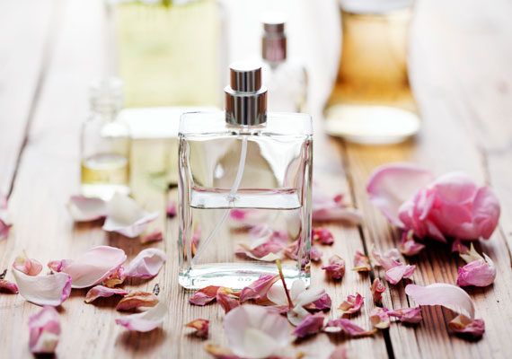 
                        	A parfüm illatanyagai szintén jobban érzik magukat, ha hűtőben vannak. Azonban ne lepődj meg, ha magadra fújva kicsit más az illat, ahogy felmelegszik a bőrödön, úgy bomlik majd ki az eredeti illat is.