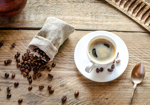 
                        	A koffeintartalmú italok fogyasztása csak fokozná a fájdalomérzetedet, így azzal is csökkentheted a kellemetlen érzést, ha például a szőrtelenítés előtt közvetlenül nem iszol kávét.