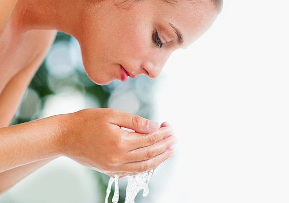 
                        	Dr. Amy Wechsler szerint felesleges a forró vizes arcmosás, mert nem nyitja meg a pórusokat, így nem is tisztítja meg alaposan a bőrt, viszont kiszárítja, ha gyakran ismétled a műveletet.