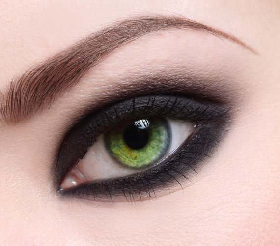 	Az erős fekete kontúr a zöld és a kék szemet is hihetetlenül élénkké varázsolja.