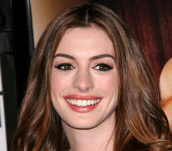 	Anne Hathaway halvány barackszínű szemhéjpúdere és a visszafogottan csillogó, rózsaszínes szájfénye kislányos bájt kölcsönöz arcának.
