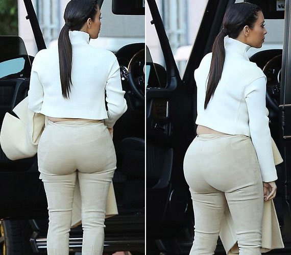 	Ez a nem beállított fotókon látszik csak igazán. Kim kardashiannak külön embere van egyébként, aki a hátsójára igazítja a ruhákat. Hogy mennyire nem természetes, azt ezen a videón lehet mozgásban megnézni.