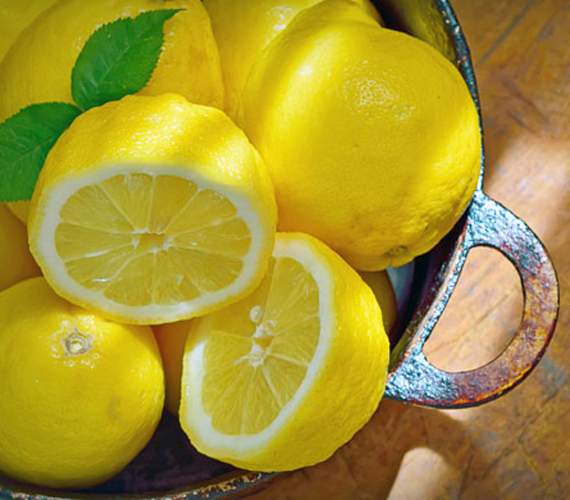 	A citromot külsőleg használhatod, például hámlasztóként, ha arcradírként alkalmazod, a felületi ráncoktól szabadít meg. Magas C-vitamin-tartalma révén kívül-belül jót tesz neked!