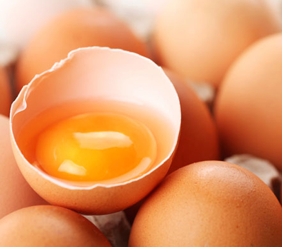 	Talán hallottál már a tojásból készült hajpakolásról, amelytől a tincseid fényesek lesznek. Azonban öregedésgátlás céljából is hasznosíthatod, így készíthetsz a fehérjéből ránctalanító pakolást!