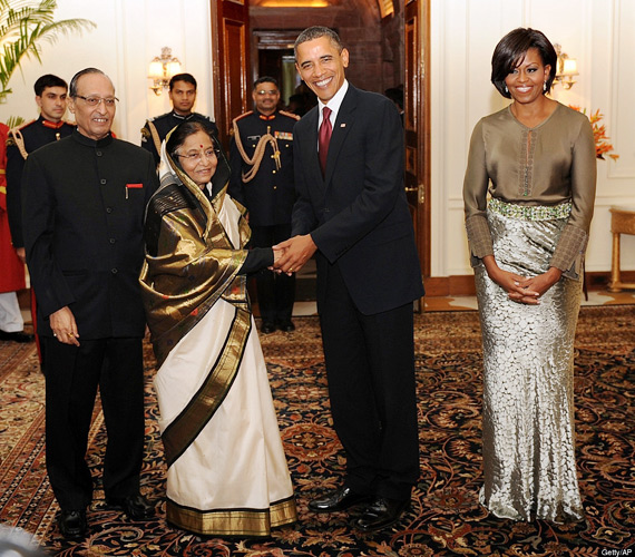 	Keleties hatású szoknyában és blúzban találkozott az indiai elnökkel. Öltözékét Rachel Roy tervezte, aki indiai-amerikai. Kate Middleton is gyakran viseli a helyi tervezők ruháit útjai során.