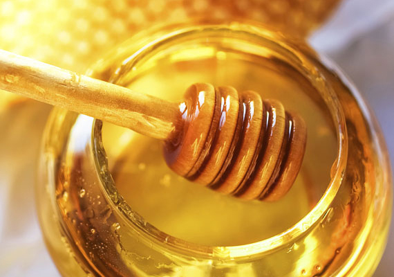 
                        	Gyógyító mézes maszk - Tisztítsd meg a bőröd, majd az ujjaid segítségével oszlass el kevés mézet az arcodon. Körülbelül tíz percig hagyd hatni, majd öblítsd le meleg vízzel. A méz antibakteriális és antiszeptikus hatással rendelkezik, az aknés bőr kezelésére is ideális. A legjobb eredmény elérése érdekében akár naponta is használhatod. Ha különösen hatékony maszkot szeretnél készíteni, a mézhez adhatsz kevés fahéjat: szintén antiszeptikus hatással bír, és rendkívül eredményes a mitesszerekkel szemben.