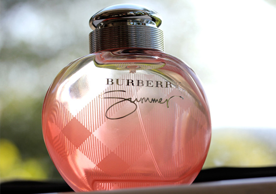 
                        	A Burberry új parfümje, a Summer a lüktető nyár illata. A rózsa, a vízililiom és a frézia illatkombinációja zöldalmával és citrommal alkotja meg a csábítás elixírjét. Nyáresti kalandozáshoz, izgalmas flörtökhöz tökéletes választás. 100 ml 12 500 Ft.