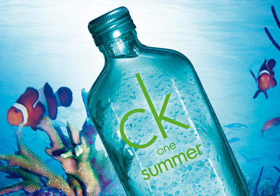 	Különleges választás lehet a Calvin Klein új illata, a One Summer 2013, ugyanis ez a parfüm uniszex, tehát akár a pároddal közösen is használhatjátok. Illatát a dinnye, a tengervíz, az uborka és citrusok kombinációja adja. 100 milliliter 10 ezer forint körül van.