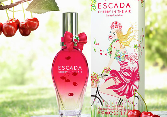 	Újonc a parfümpalettán a Cherry in the Air. Az Escada szokásos nyári kiadású parfümje idén cseresznyés és málnás jegyeket hordoz. A nyári flörtök, kacér pillantások, lopott csókok illata. Ára körülbelül 14 ezer forint.