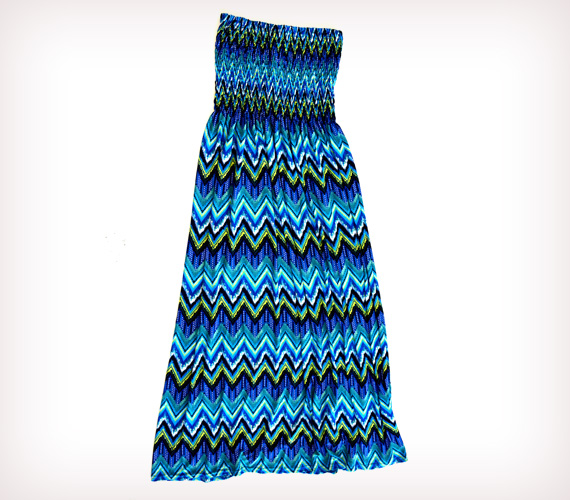	A különböző kék árnyalatok csodás összhangot alkotnak ezen a strandruhán, hogy minél szebbnek mutassák bőrödet is. Az AsiaCenterben ez a hosszú, ujjatlan ruha 2700 forintba kerül.