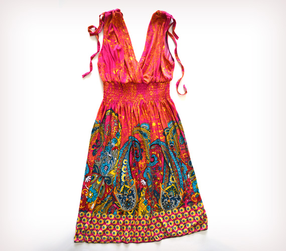 	Ez a keleti mintás ruha már a nyaralás hangulatát hordozza, mályva színe pedig szép tónusúnak mutatja majd bőrödet. Keresd az AsiaCenterben 1800 forintért.