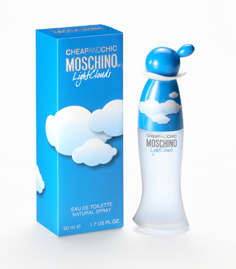 Moschino - Cheap&Chic Light Clouds  Az olasz divatház bohókás sorozatának legújabb tagja a nyári, bárányfelhős eget juttathatja eszedbe. A könnyű, virágos illatot ciklámen, lótuszvirág és rózsa alkotja, egy kevés barackkal és ámbrával. Bájos illat nappalra, ha nem akarod elfelejteni a nyarat.