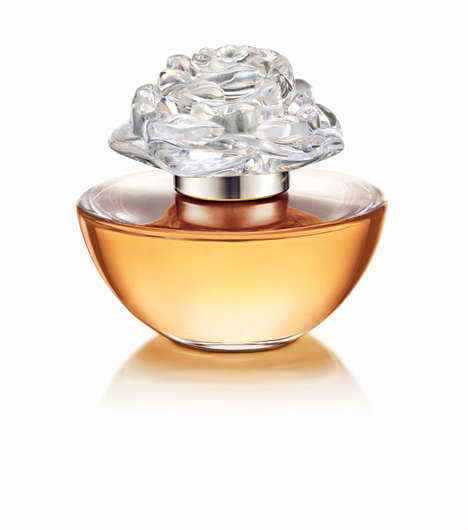 Avon -  In Bloom by Reese Witherspoon  Reese Witherspoon régóta az Avon arca, most azonban saját parfümöt tervezett a cég számára. A szirmos üvegben megbújó illat virágos, keleties, fás kompozíció, melyet a nőies virágjegyek uralnak: a fehér tea, a magnólia, a mimóza és az éjjel virágzó jázmin.