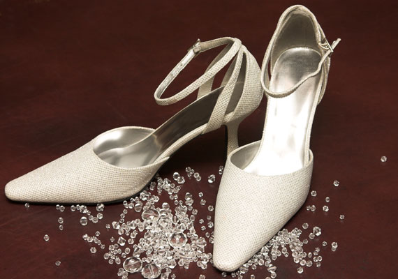 	Ez a fazon a legnépszerűbb esküvői cipő, mondhatjuk, hogy sajnos. A félmagas sarok és a hosszúkás orr túl nagynak mutatja a lábfejet, a pánt pedig rövidíti.