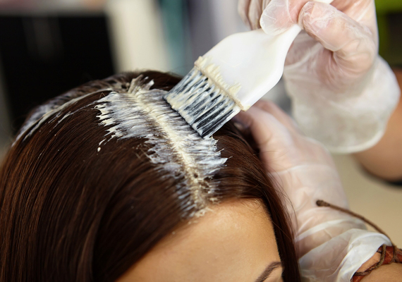 	Hajfestés	A hajfestés során alkalmazott kémiai anyagok megbontják a hajszálak felszínét, hogy tartósan átszínezhessék azt. Ez hosszú távon nagyon megterheli a hajat, ezért igyekezz minél gazdagabb hajpakolást felvinni, és ne csak hébe-hóba, hanem heti rendszerességgel. Emellett pedig rendszeresen tarts komplex vitaminkúrákat is.	 