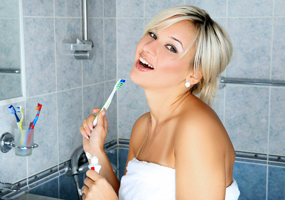 
                        	Fehérebb fogakkal szebb lehet a mosolyod is. Akár otthon, kíméletes házi szerek segítségével is megpróbálkozhatsz a fogfehérítéssel, például ezekkel a módszerekkel.