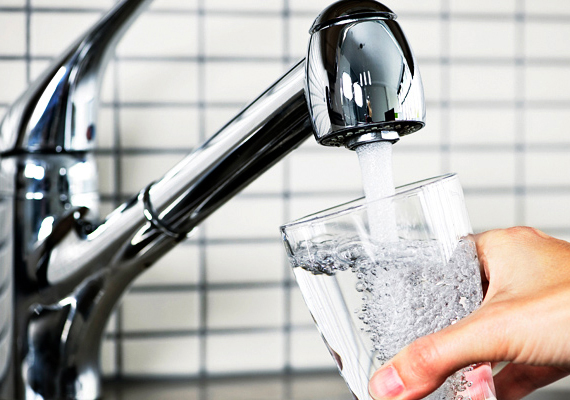 
                        	Nemcsak az egészséged miatt fontos, hogy mennyi vizet iszol, ugyanis kihatással van a megjelenésedre is. Így számolhatod ki, hogy mennyi folyadékot kellene bevinned a szervezetedbe naponta!