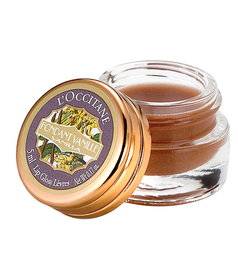 L'occitane  A Vanilla Fondant Lip Gloss táplálja, védi, és ragyogóvá varázsolja az ajkakat. A napsütötte vanília édes, könnyed illatával kényezteti az orrodat.  Ára 2890 forint.