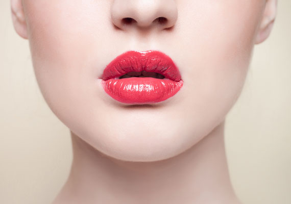 	A csücsöri csókos szájra tökéletes egy málnaszín rúzs, ami nem mutatja még kerekebbnek, viszont szépen kiemeli.