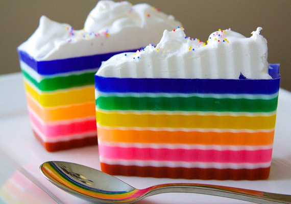 	Haladók elkészíthetik ezt a szivárványszínű, torta alakú habos szappant, ami ajándéknak sem utolsó.