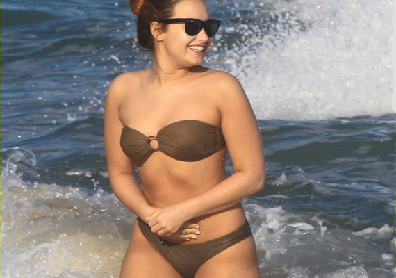 
                        	Demi Lovato láthatóan jól szórakozott a tenger habjai között. Bikinijének alsó része egyszerű, hagyományos szabású, ami tulajdonképpen minden alkatra remekül illik. Kerekded formái bájosak és szexisek.