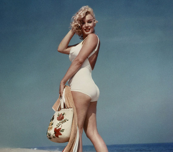 
                        	Marilyn Monroe, az ötvenes évek ünnepelt szexszimbóluma a tengerparton: kacér pillantása és a hajával való játék csak tovább fokozza nőies kisugárzását.