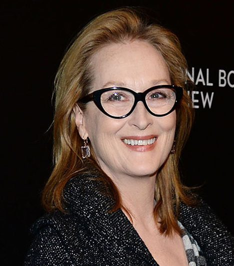  	Meryl Streep  	A 65 éves művésznő az egyetlen, akit 18 alkalommal jelöltek Oscar-díjra. Háromszor haza is vihette. Büszkén vállalja évei számát, és rendszeresen elmondja, irtózik minden beavatkozástól, amely veszélyezteti karrierjét. Szerinte egy színésznek nem szabad olyan kezeléseket csináltatnia, amelyek befolyásolhatják a mimikát.  	A szakember véleménye: látszik, hogy semmilyen drasztikus beavatkozást nem végeztek rajta. Több külföldi és magyar sztárral együtt elutasítja a műtéti eljárásokat és az injekciós tűt. Büszkén nyilatkozta, hogy kipróbálta az Ultherapyt, hogy arcbőrét a helyén tartsa, friss és élettel teli maradjon. Nos, ennél jobbat én sem ajánlhatnék neki!