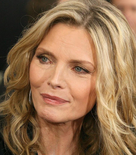  	Michelle Pfeiffer  	Ő az ötvenesek táborához tartozik, közelebb van a hatvanhoz. Michelle Pfeiffer bájos, természetes szépség, aki inkább tűnik negyvenesnek. A színésznő három Oscar-jelöléssel és Golden Globe-díjjal büszkélkedhet. Láthattuk már komikus, drámai szerepben is.  	A szakember véleménye: Michelle Pfeiffer az, akit minden lelkiismeretes plasztikai sebész hazaküldene. Kora ellenére sem megereszkedés, sem mély ráncok nem láthatóak az arcán. Az látszik, hogy a megelőző kezeléseket időben elkezdte. Jó minőségű kozmetikumokkal ki lehet tolni a komolyabb beavatkozások idejét, az INFINI kezelés pedig kiváló megoldás a mélyebb barázdákra is. 	 