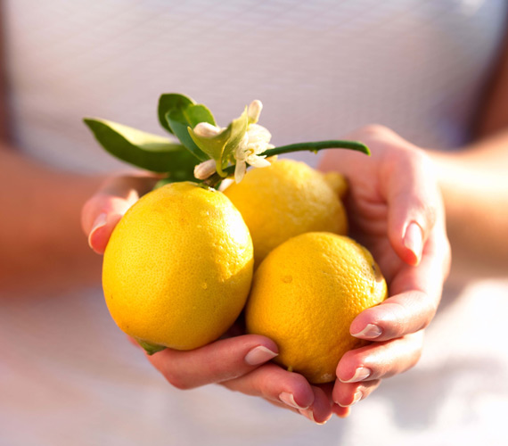 	A citromlé egyrészt csodaszép fényt ad a szőke hajnak, másrészt segít a korpás fejbőrön is, mert savai eltávolítják az elszaporodott elhalt hámsejteket. Ha a bőröd nem irritált, akkor masszírozd át alaposan vele.