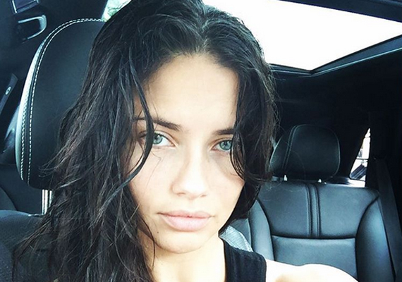 	Adriana Lima utazás közben. A brazil származású szupermodell előszeretettel mutatja meg smink nélküli arcát az Instagramon.