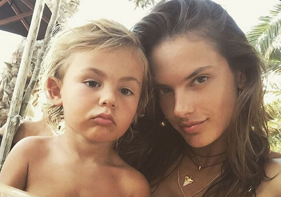 	Alessandra Ambrosio egy fiú és egy lány anyukája. A képen kisfiával, Noah-val látod nyaralás közben.