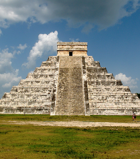 Chichén Itzá, Yukatán-félsziget, MexikóChichén Itzá - jelentése yukatáni maja nyelven "az itzai kút kávájánál" - az időszámításunk szerinti 5. században épült maja város, amely a 10. században a majákat elfoglaló toltékok fővárosa volt. A város egyedülálló romjait 1988 óta a Világörökség részeként tartják számon.