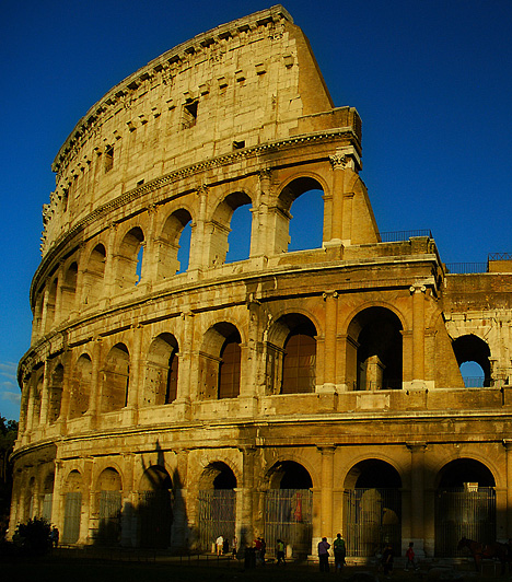 Colosseum, Róma, Olaszország A Colosseum, az ókori Róma hatalmas amfiteátruma Vespasianus császár uralkodásának ideje alatt épült, kapuit időszámításunk szerint 80-ban nyitotta meg. Az ellipszis alakú, 188 méter hosszú és 156 méter széles építmény egyszerre 50-80 ezer ember befogadására volt képes.Kapcsolódó cikk:3 csodás hely, amit muszáj látnod! »