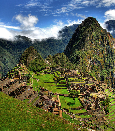 Machu Picchu, Peru A perui Cuzco város közelében található, teljes egészében fennmaradt, 305 méteres magasságban elterülő inka romvárost 1911-ben fedezte fel Hiram Bingham amerikai régész. Az azóta az UNESCO Világörökségének részévé vált Machu Picchu egyike a világ leglátogatottabb turistalátványosságainak.Kapcsolódó cikk:A világ 3 hátborzongató, misztikus helye »