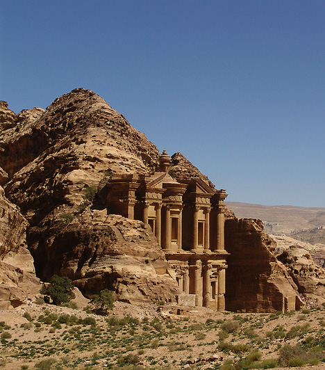 Petra, Jordánia A rózsaszín városként is emlegetett Petra létezéséről 1812-es felfedezéséig kizárólag a helyi törzseknek volt tudomása. A Közel-Kelet egyik legnagyszerűbb látványossága a régészek szerint már a történelem előtti időkben lakott volt, erre pedig az egyik legjobb bizonyítéknak egy, a közelben feltárt kilencezer éves város tűnik, amely a Közel-Kelet egyik legkorábbi ismert települése.