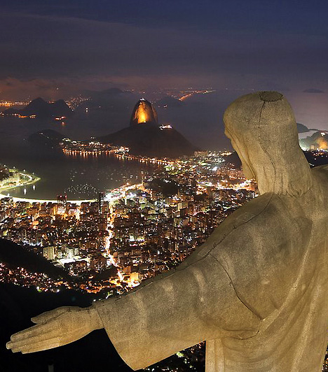 A megváltó Jézus szobra, Rio de Janeiro, BrazíliaRio de Janeiro önmagában is különleges hely, világhírét azonban a Corcovado-hegyen magasodó Krisztus-szobornak - portugálul Cristo Redentor, a Megváltó Krisztus szobra - is köszönheti. A meredek gránitfalak fölött többméteres talapzaton álló szobor 30,5 méter magasságból, 1931. október 12-i ünnepélyes felavatása óta figyeli Brazília legnyüzsgőbb városának mindennapjait.