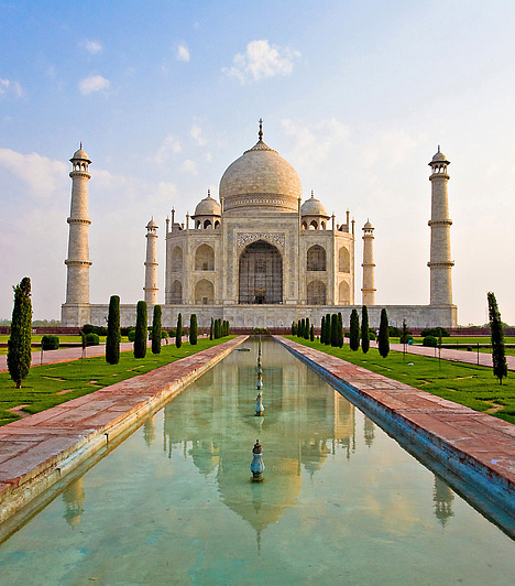 Taj Mahal, Észak-India A világ egyik legismertebb épülete az észak-indiai Agra városa mellett található. A mogul uralkodó, Sáhdzsahán felesége, Ardzsuman Banu emlékére építtette a Taj Mahalt az 1600-as évek közepén, akit 14. gyermekük születésekor vesztett el 18 évnyi házasság után. Szerelme jeléül a világ legszebb mauzóleumát akarta felépíteni.Kapcsolódó cikk:3 hely, amit legalább egyszer látnod kell »