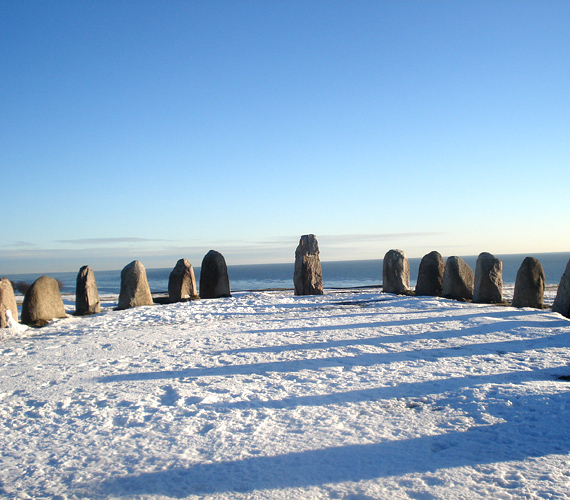 	A svédországi Stonehenge-nek is nevezett Ale’s stones 59 nagy követ foglal magában. A legendák szerint a nagy Ale királyt is itt temették el.