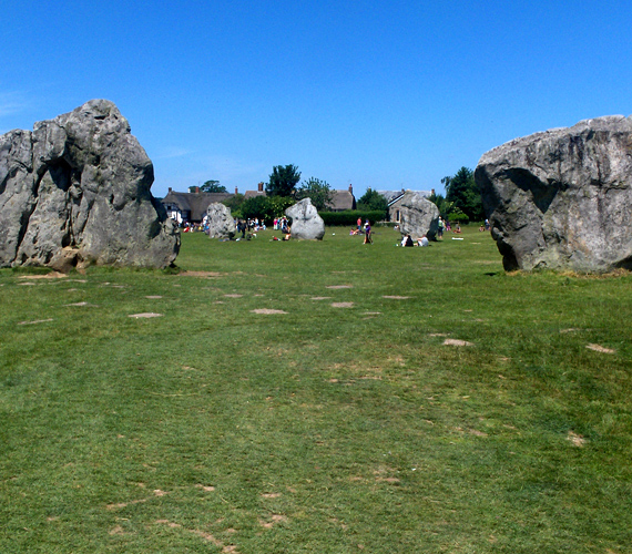 	Az angliai Avebury faluban található kőgyűrűk és kőkörök Stonehenge-től nem messze találhatók. A tudósok szertartási komplexumnak tartják a helyet.
