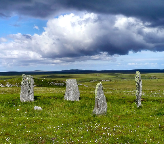 	A skóciai Callanish-kövek a térség leglátványosabb megalitikus emlékeit jelentik. Egy modern látogatóközpont is található a helyszínen.	 