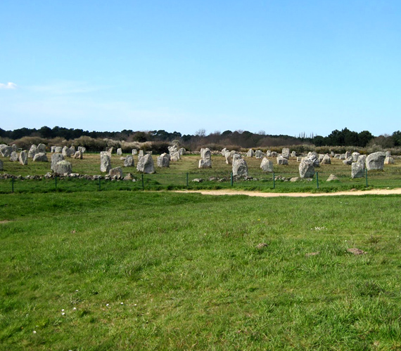 	A franciaországi Bretagne területén található Carnac kövei mintegy nyolc kilométer hosszan húzódnak.