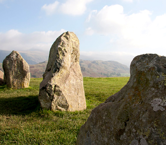 	Az angliai Keswig közelében található Castlerigg sziklakör 38 kőből áll. A legendák szerint kővé dermedt emberek alkotják	 