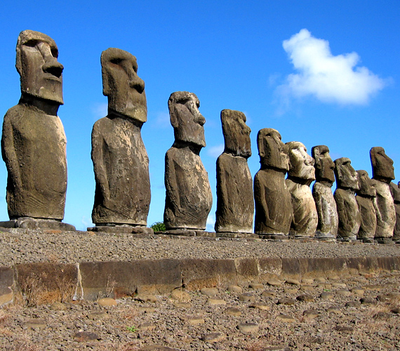 	A Húsvét-szigeteken mindegy 887 kőóriás, vagyis moai néz a sziget belseje vagy épp az óceán felé. A legendák szerint az ősök szellemét őrzik	 