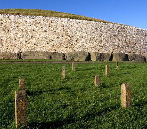 	Az angliai Newgrange titokzatos halma temetkezési helyként szolgálhatott. A területen 97 szegélykő található.	 