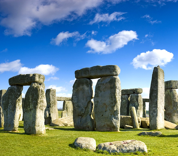 	Az angliai Stonehenge kőkörei a leghíresebb megalitok közé tartoznak. A tudósok kultikus, csillagászati vagy gyógyító szerepet tulajdonítanak a helynek.	 