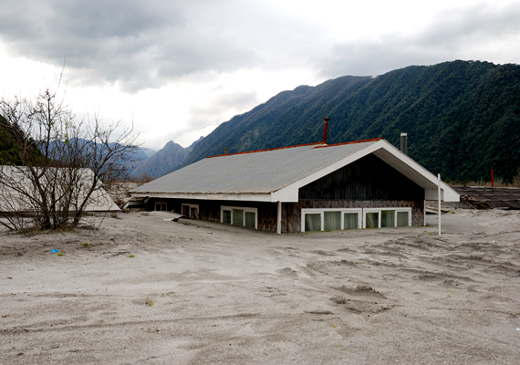 A chilei Chaitént egy 2008-as vulkánkitörés temette el: az iszapáradat az egész falut beborította, és a helyi folyó áradásához vezetett.